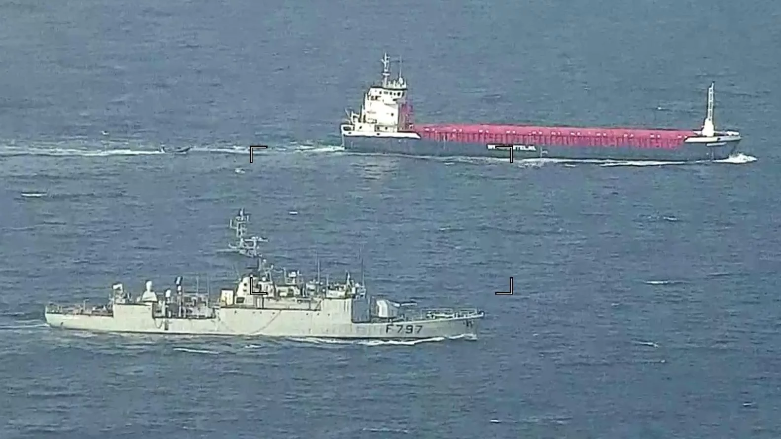 Le patrouilleur Commandant Bouan et un bâtiment de commerce