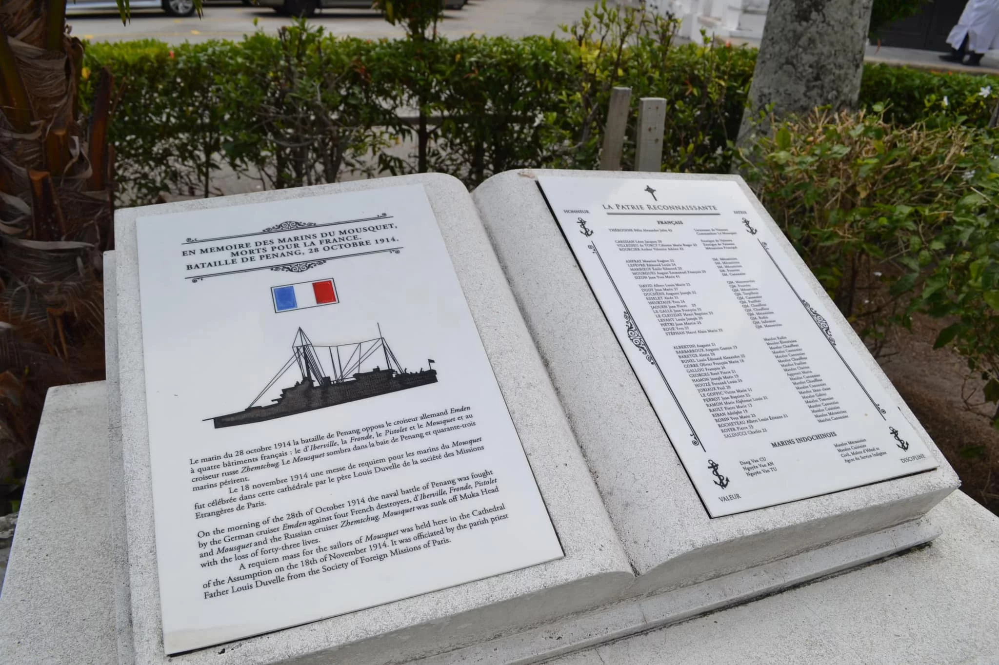 La stèle en mémoire de l'équipage du croiseur Mousquet