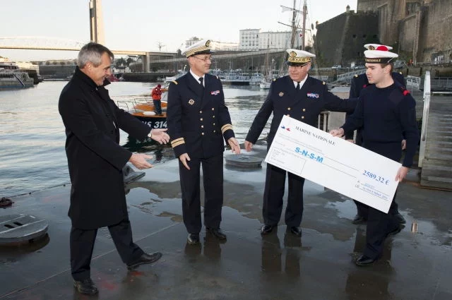 Visite de la base navale de Brest : remise de chèque à la SNSM