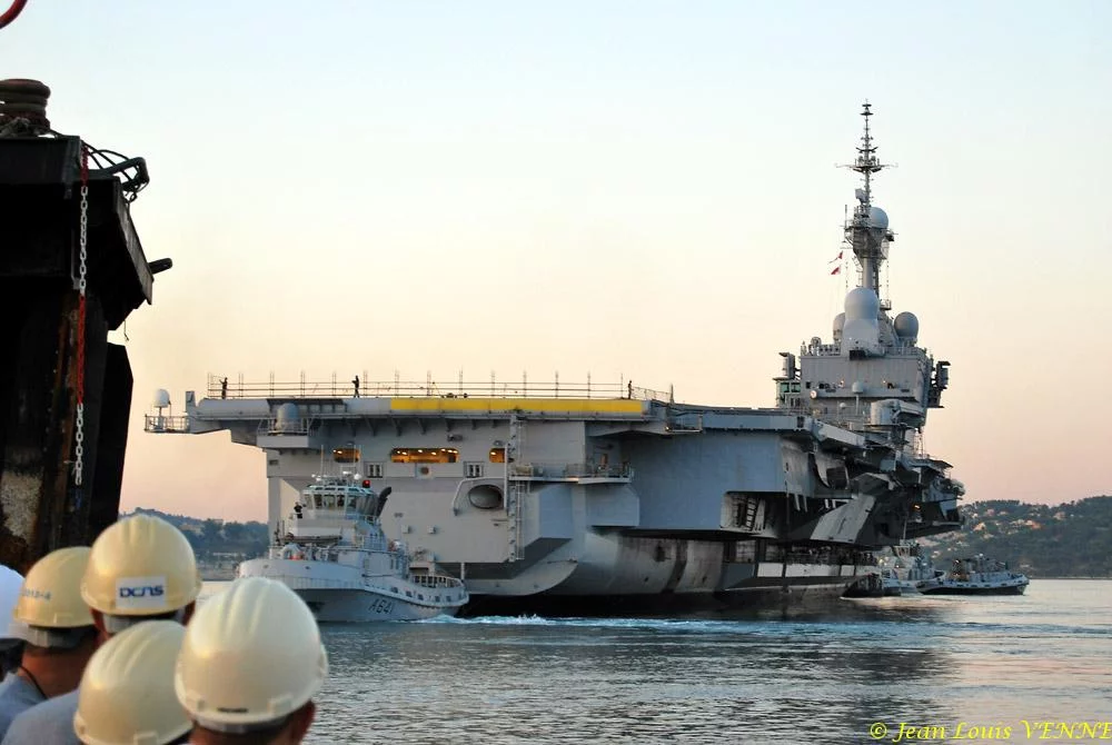 Le Charles de Gaulle sort du bassin