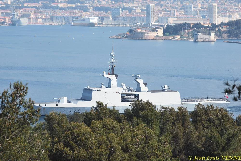 la frégate Lafayette effectue des boucles magnétiques