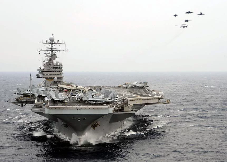Des Rafale français et des F/A-18 américains survolent le Theodore Roosevelt
