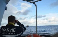 La frégate Nivôse escorte un navire du PAM