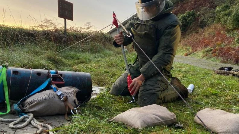 Un plongeur-démineur s'entraîne à détruire une munition inconnue