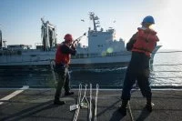 Le pétrolier-ravitailleur Meuse ravitaille un destroyer américain