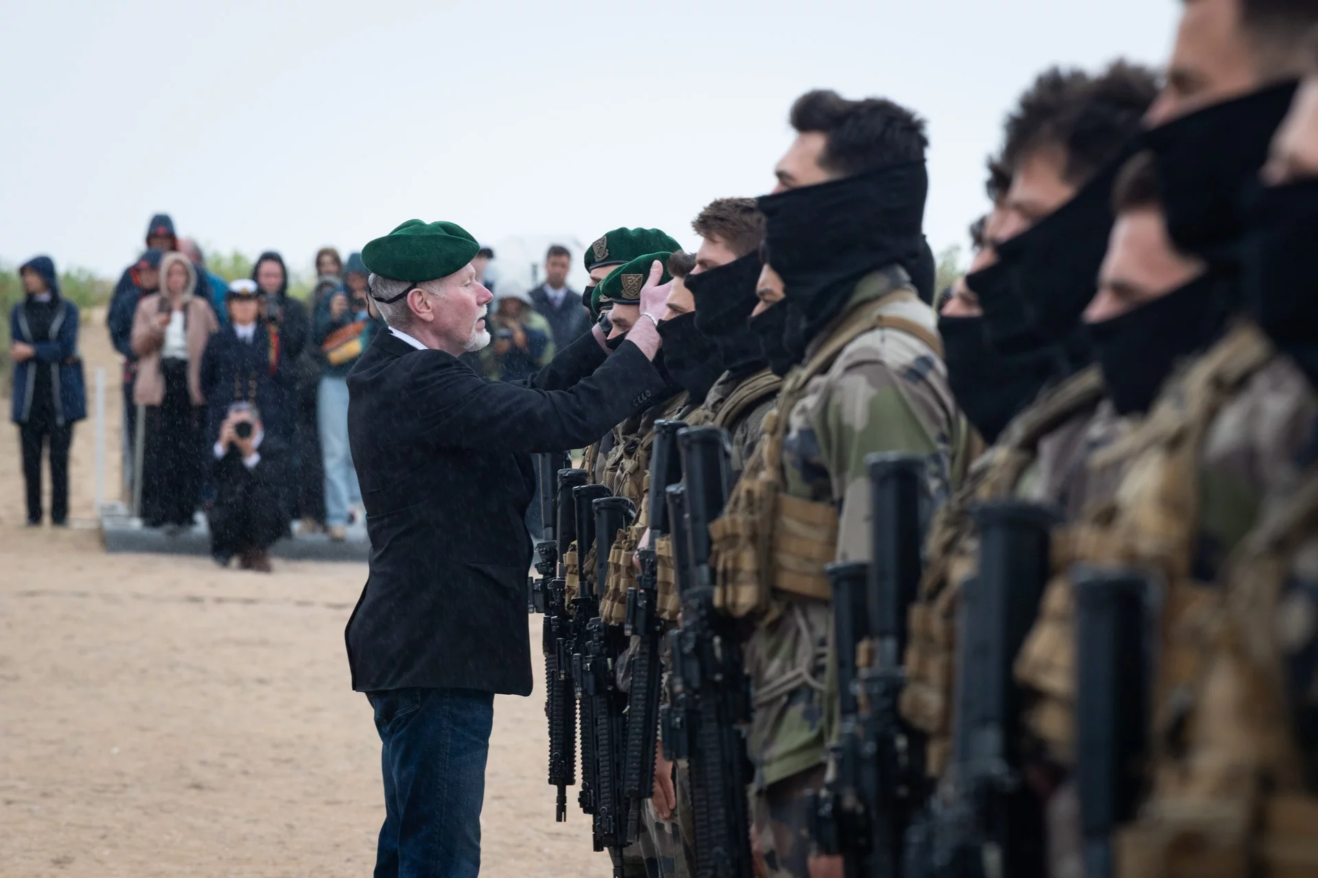 À Ouistreham, la transmission des traditions était à l’honneur : baptême du cours QMF n°90 « quartier-maître Laurent Casalonga » et remise des bérets verts aux élèves du cours d’opérateur commando