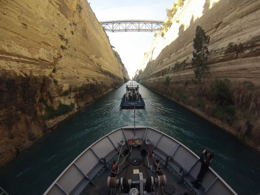 L’Achéron franchit le canal de Corinthe