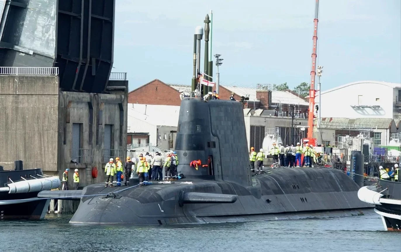 Le HMS Agamemnon sort du chantier naval BAE Systems à Barrow-in-Furness