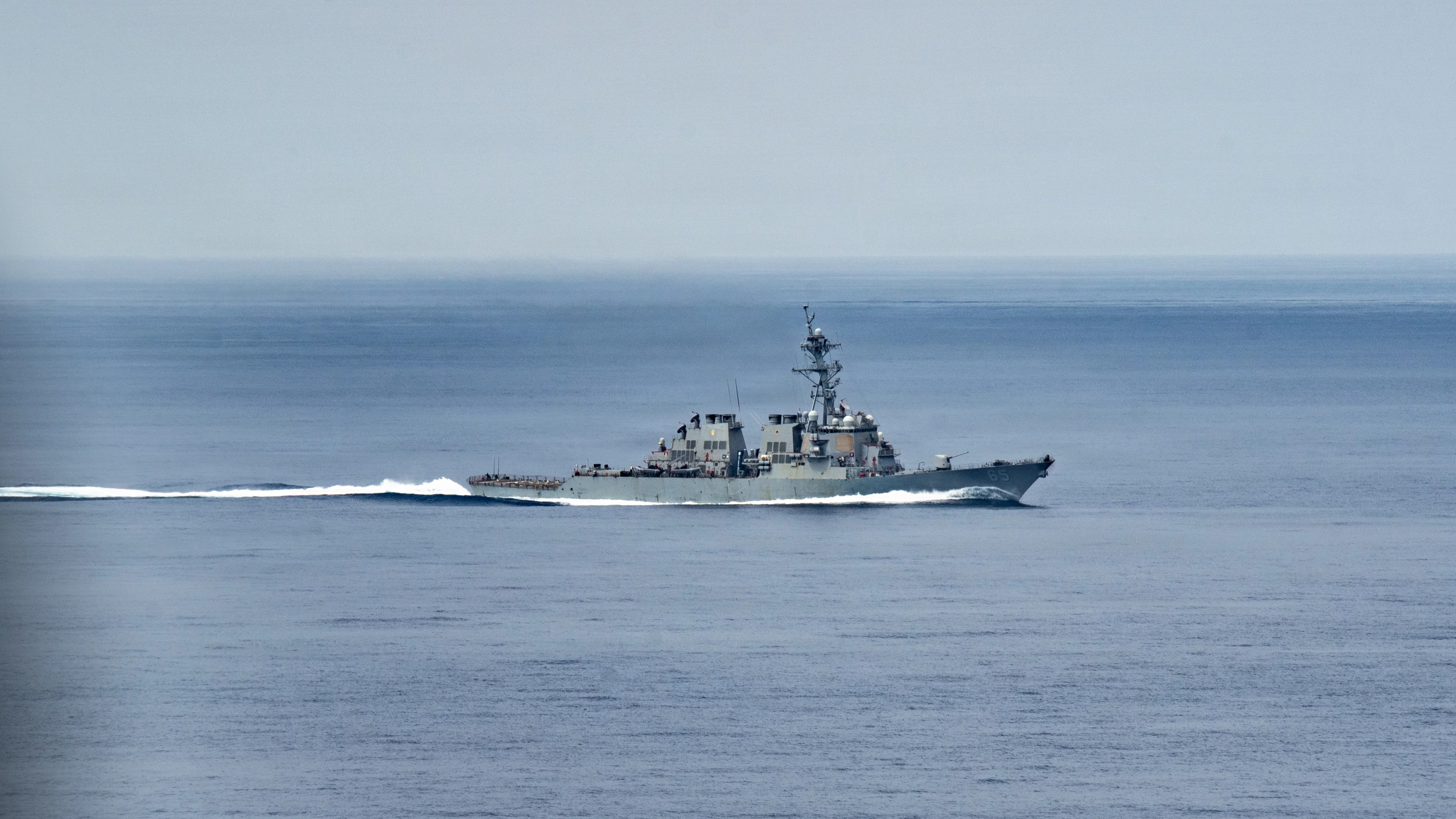 Le destroyer USS Benfold navigue en mer de Chine méridionale