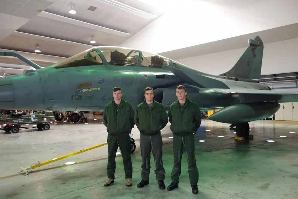 Trois élèves-officiers découvrent le Rafale Marine