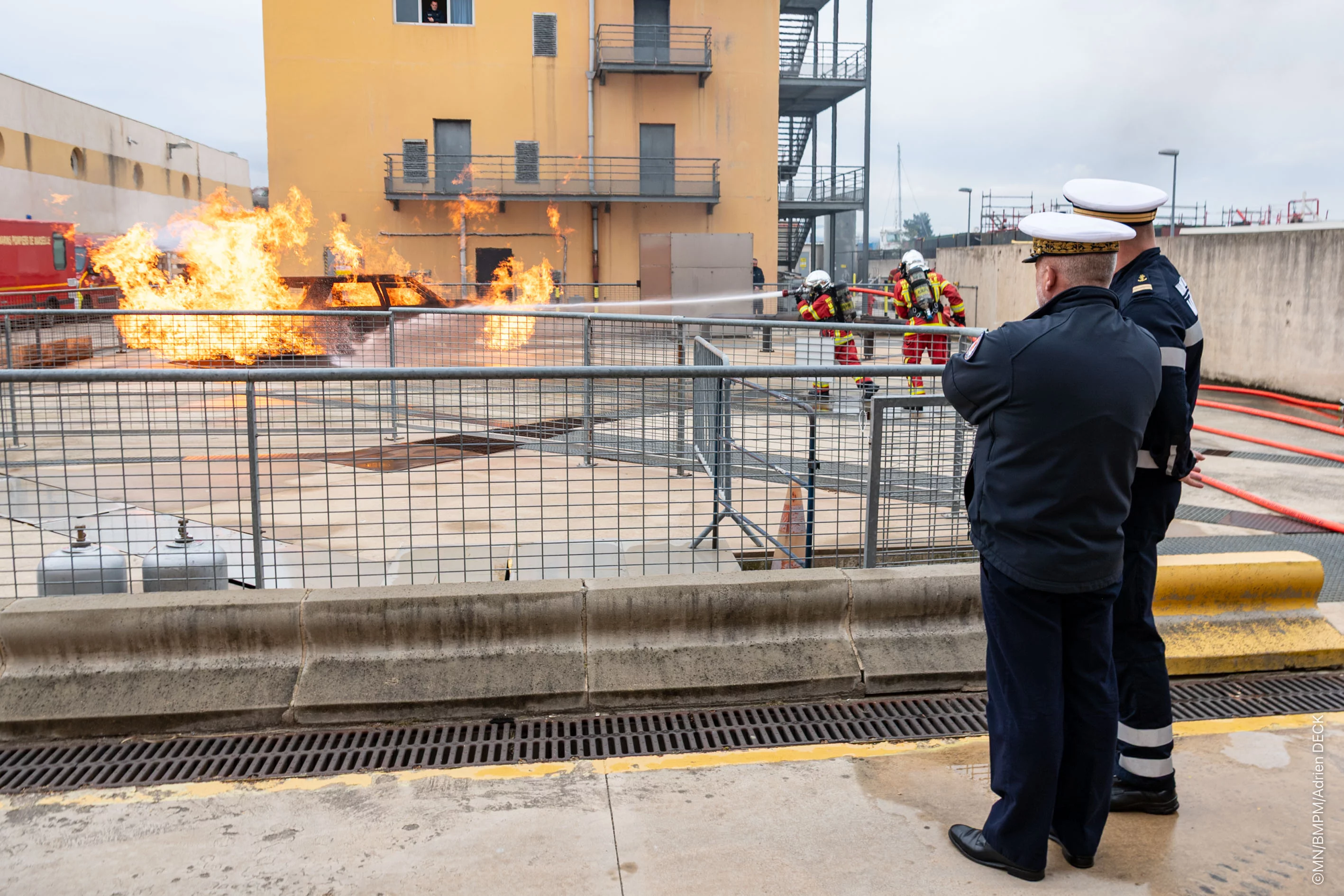 Le vice-amiral d’escadre Christophe Cluzel, commandant de la Force d’action navale (FAN), visite le centre d’incendie et de secours de Saumaty