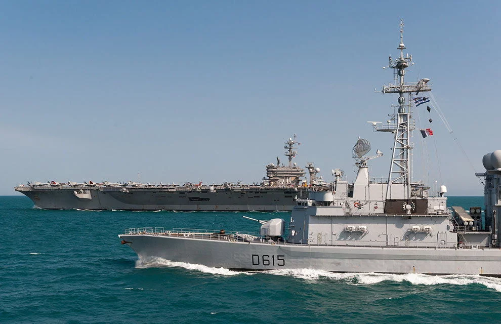 La frégate anti aérienne Jean Bart et le porte avions USS Vinson