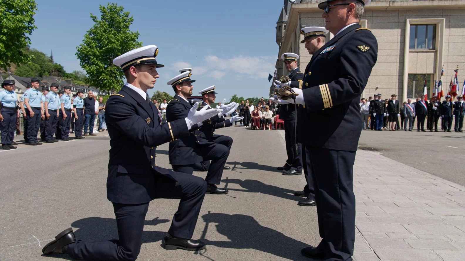 Trois nouveaux pilotes reçoivent leur sabre d'officier
