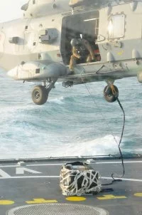 Le Caïman Marine de la frégate Auvergne treuillant des rechanges navals à destination de la FAA Jean Bart