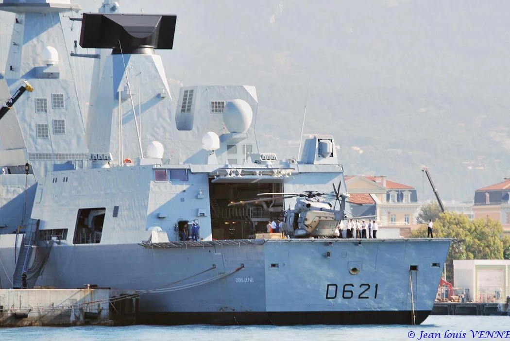 Appontage d’un NH90 sur le Chevalier-Paul