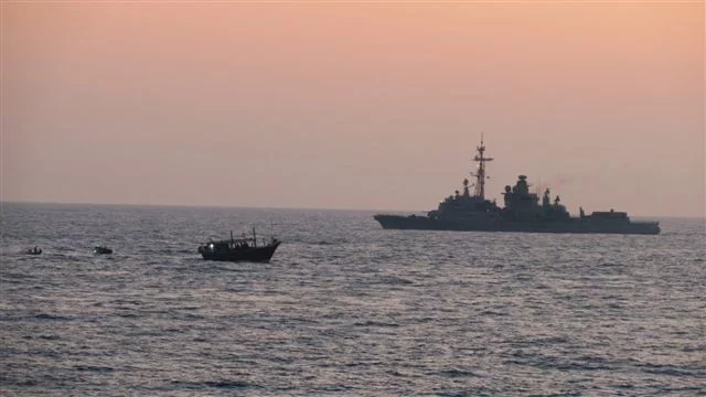 La frégate Jean Bart participe à la fouille d'un boutre en océan Indien