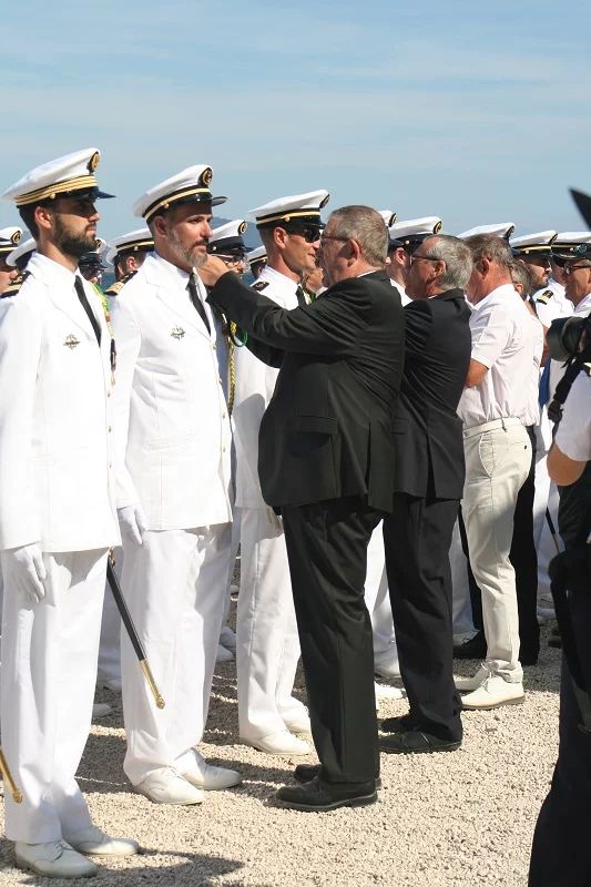 Les représentants des associations patriotiques remettent leurs fourragères à certains membres d'équipage