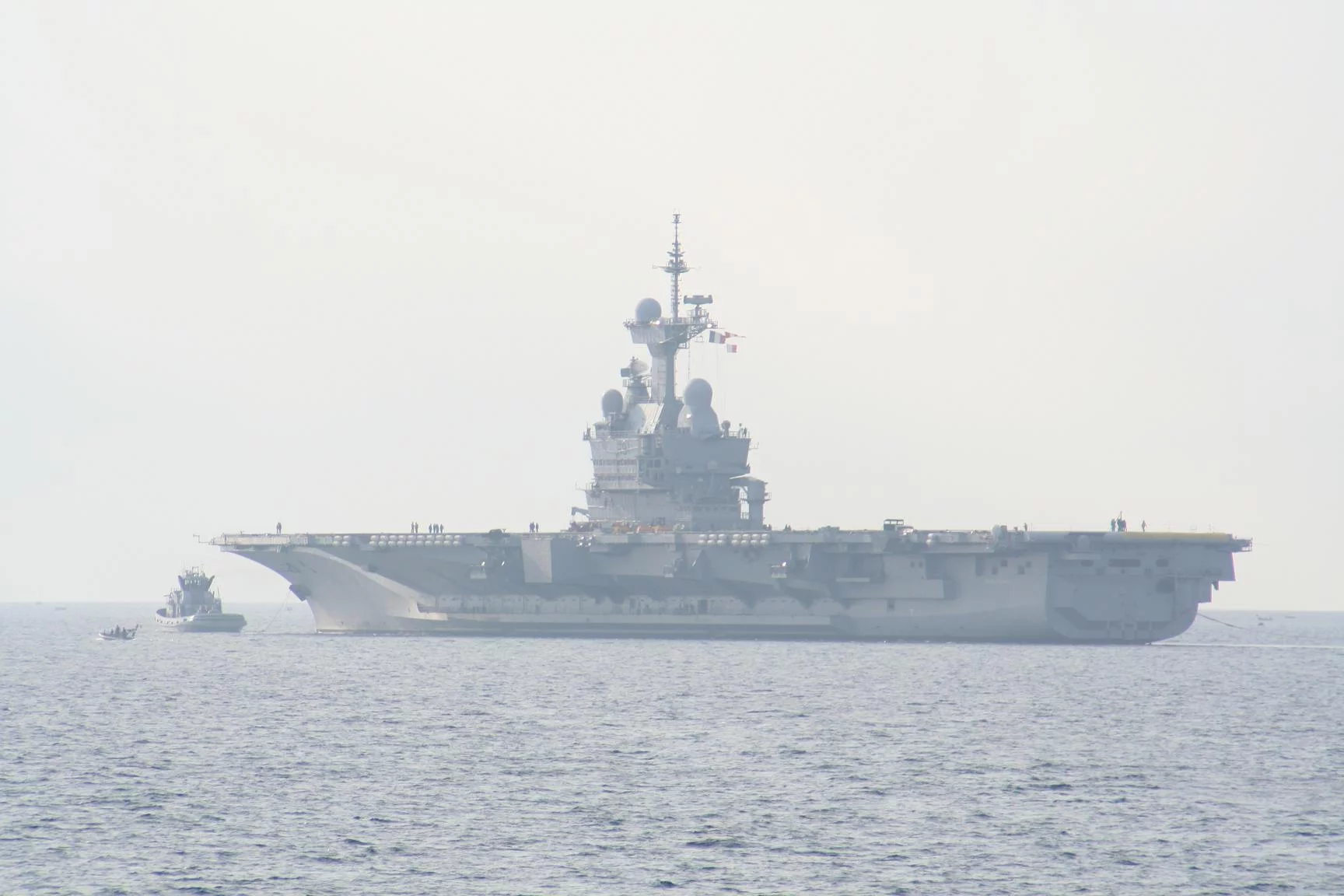 Le porte-avions Charles de Gaulle appareille pour des essais techniques
