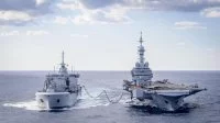 Le porte-avions Charles-de-Gaulle et un bâtiment ravitailleur de forces