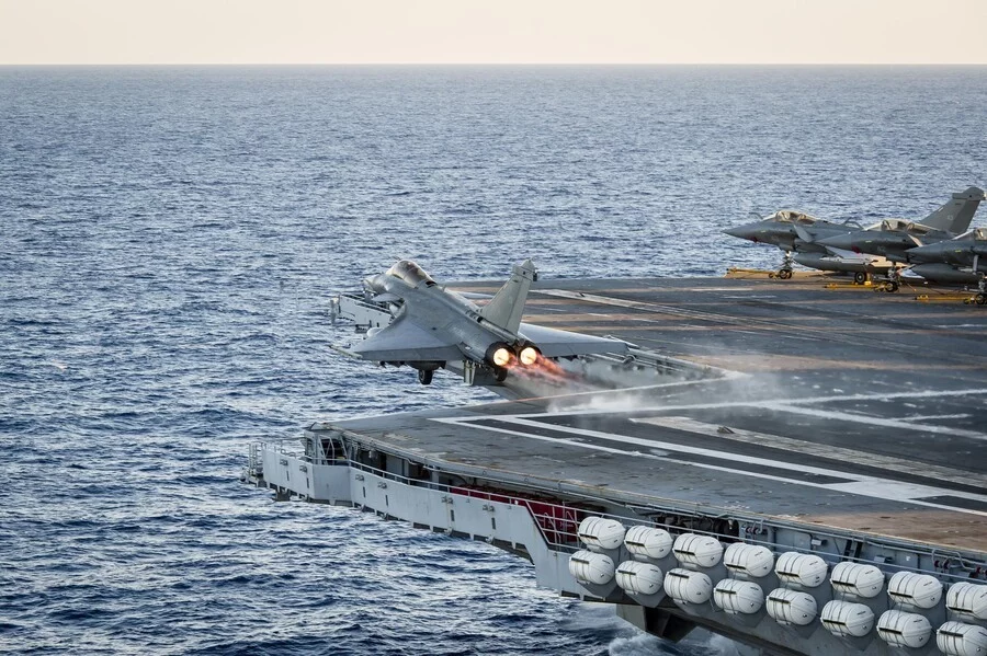 Un Rafale décolle du porte-avions Charles de Gaulle