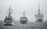 Le patrouilleur polonais ORP Mewa, le navire canadien HMCS Moncton et la frégate française Auvergne