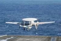 Un Hawkeye E-2D Advanced décolle d'un porte-avions américain
