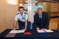 Signature du partenariat par le commandant du porte-avions et le président de la fondation