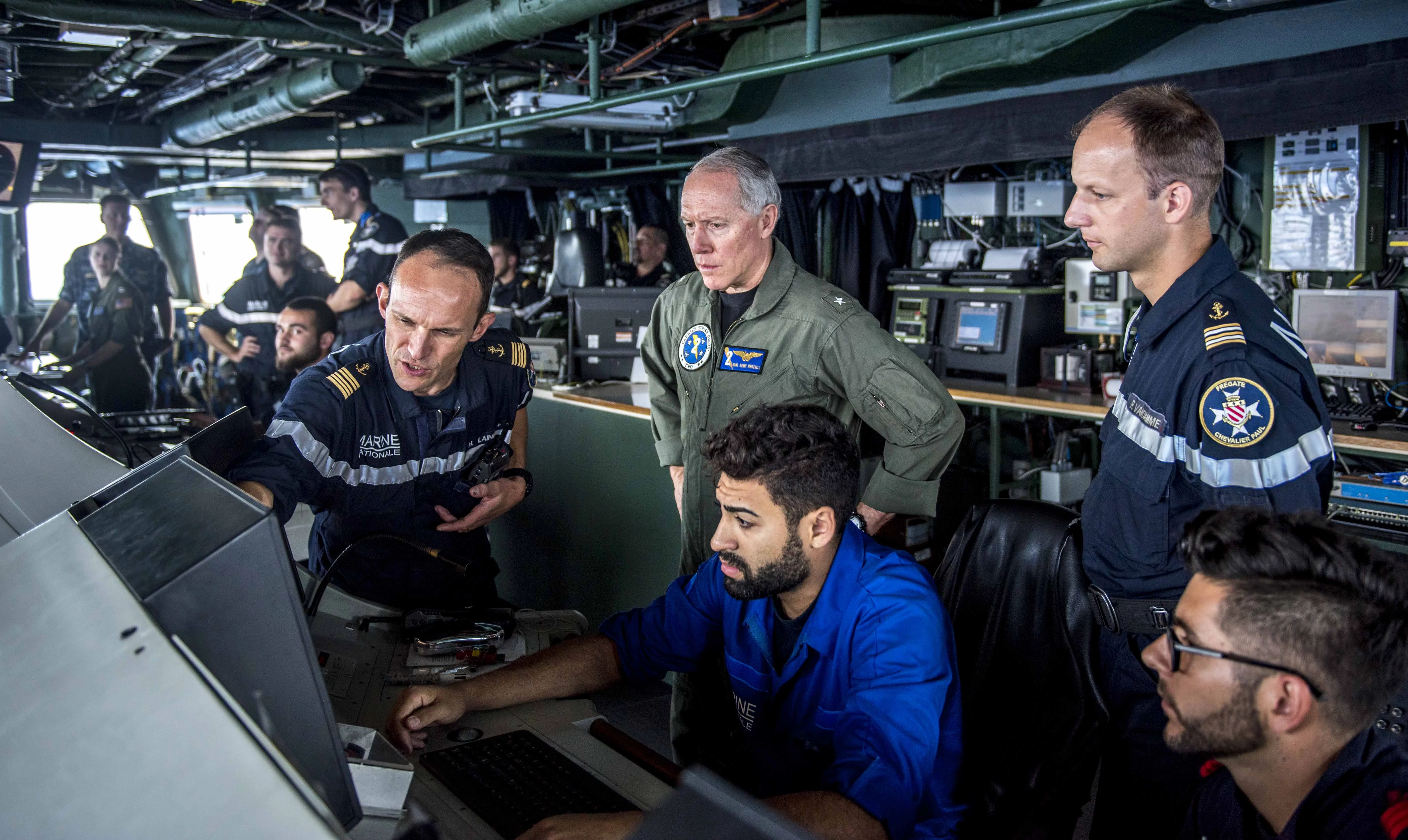 Le contre-amiral Kenneth Whitesell visite la frégate Chevalier Paul