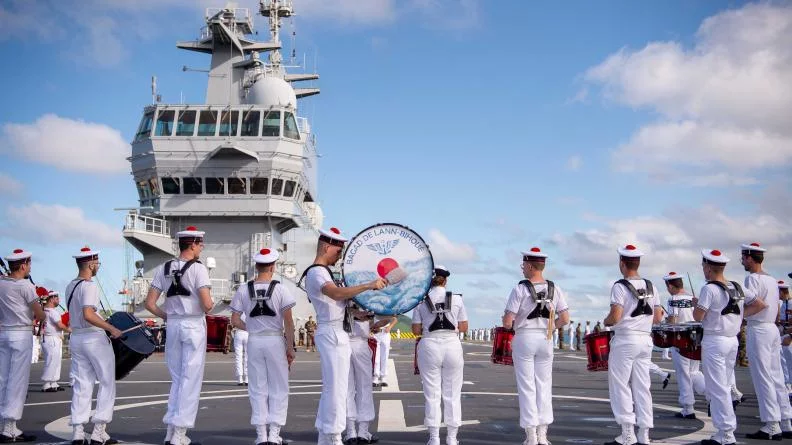 Le bagad de Lann-Bihoué sur le pont du Dixmude