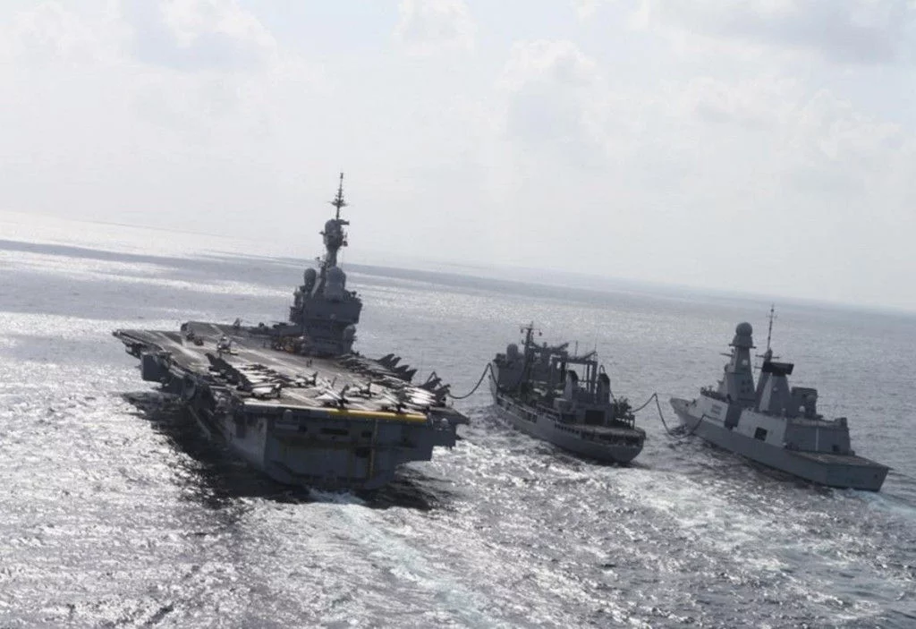 Le Charles de Gaulle et la frégate allemande Augsburg lors d'un ravitaillement à la mer