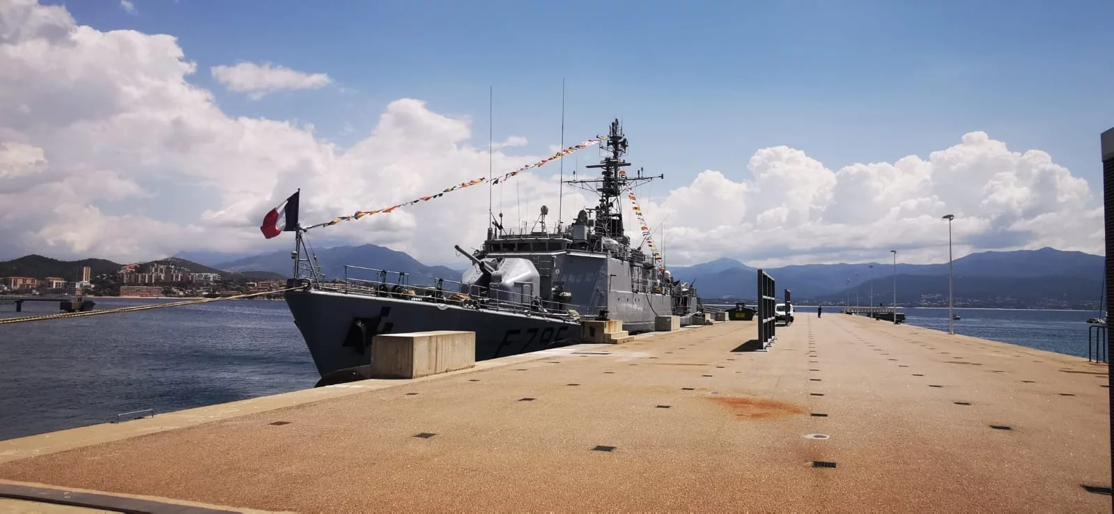 Le Cdt Ducuing dans le port d'Ajaccio