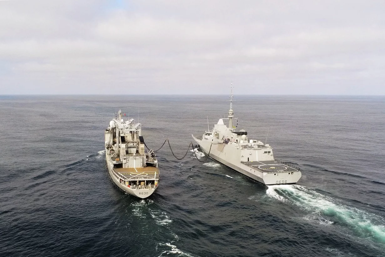 La frégate Alsace se ravitaille auprès du BCR Marne
