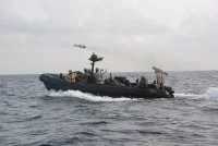 Des commandos-marine lancent un missile à moyenne portée (MMP) depuis la mer