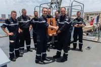 Le Premier-maître L’Her transmet le totem de la mission Corymbe au Commandant Birot 