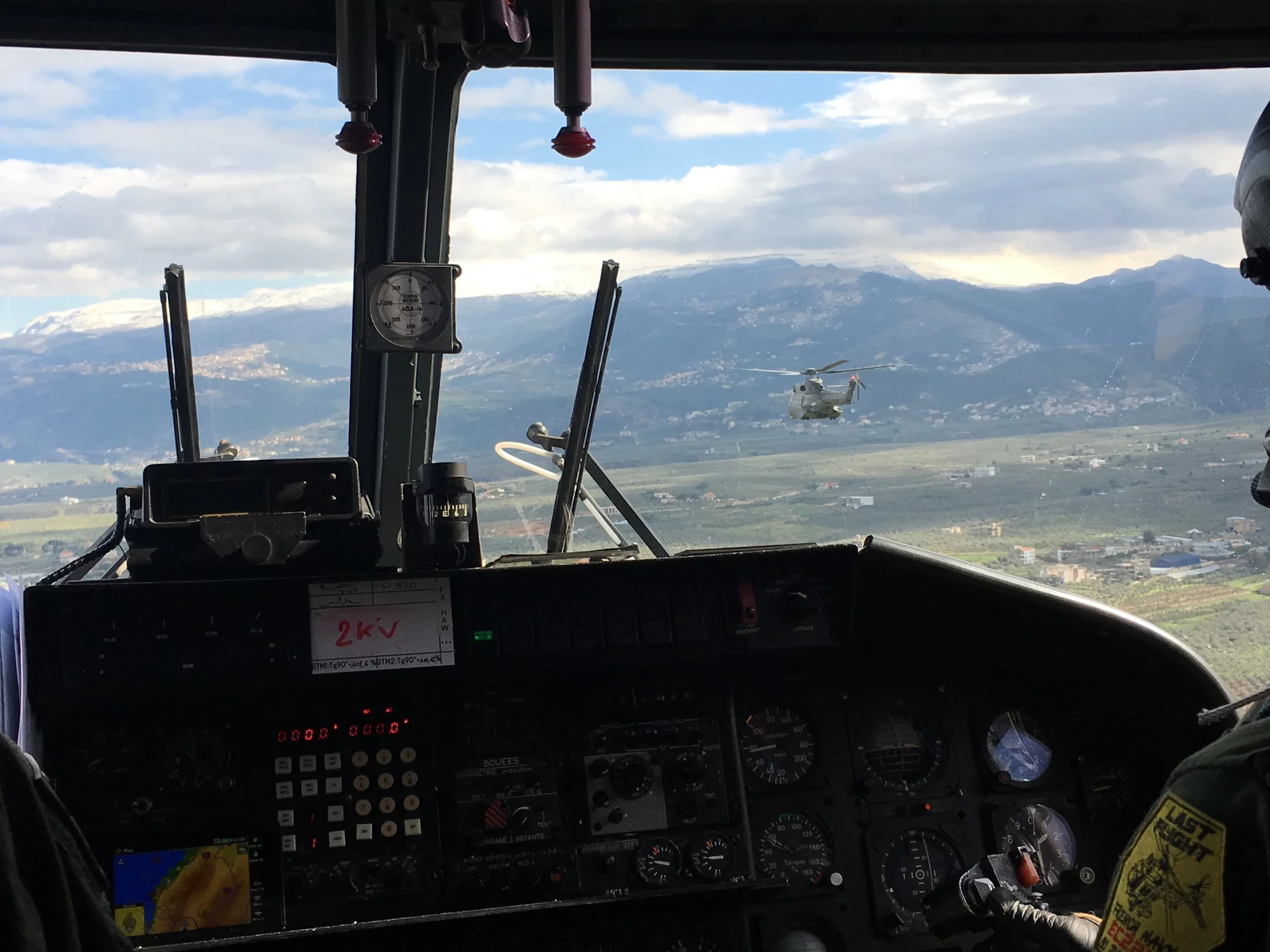 L’hélicoptère Lynx du détachement 34F Jean de Vienne survole le Liban