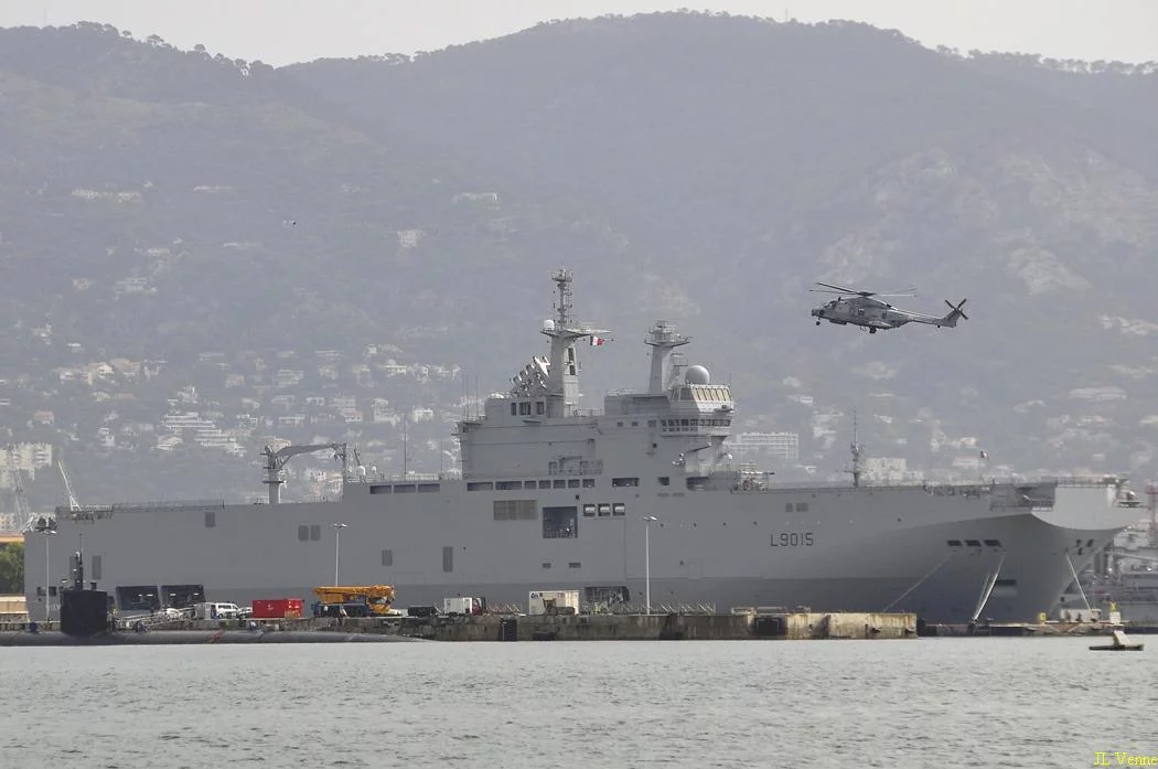 Un hélicoptère survole le Dixmude