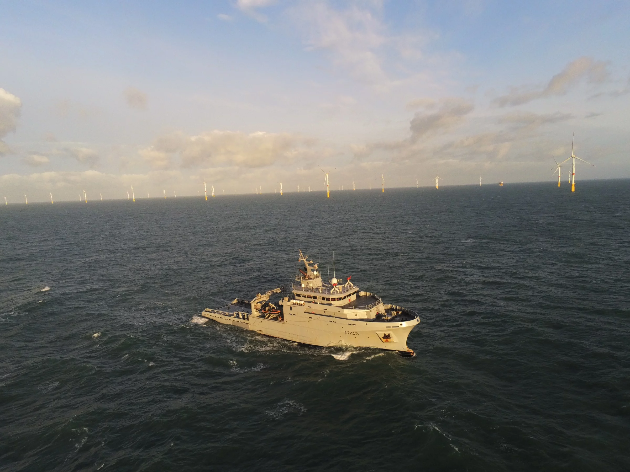 Le bâtiment de soutien Rhône aux abords du parc éolien de Saint-Nazaire