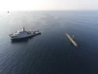 Le sous-marin Suffren et un bâtiment de soutien et d'assistance