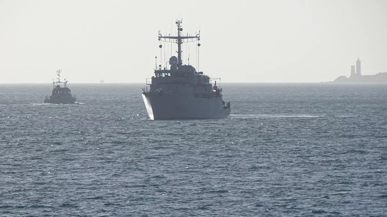 Un chasseur de mines dans le goulet de Brest