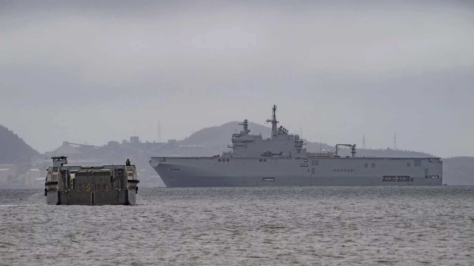 Le porte-hélicoptères Mistral