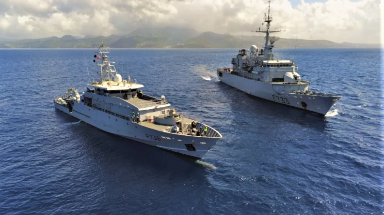 La frégate Ventôse et le patrouilleur La Combattante