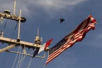 Un Rafale survolle l'USS Ross
