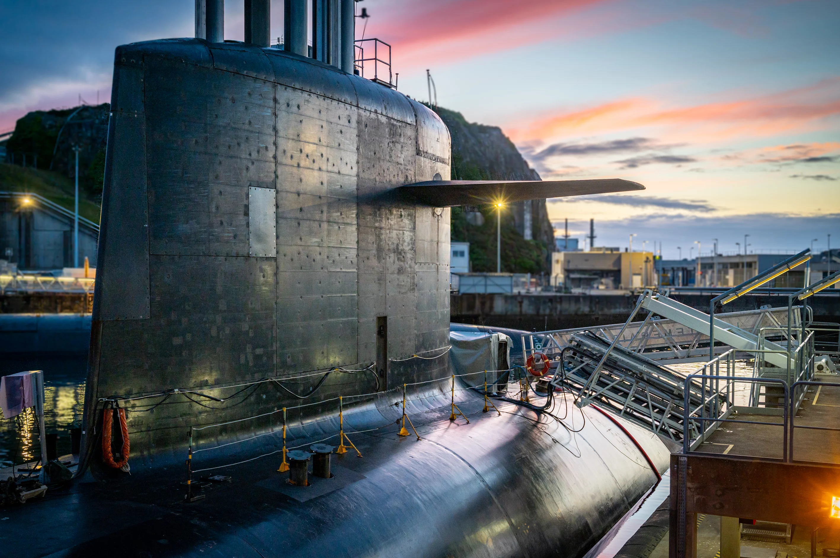 Un sous-marin nucléaire lanceur d’engins accosté à la base de l'Ile-Longue