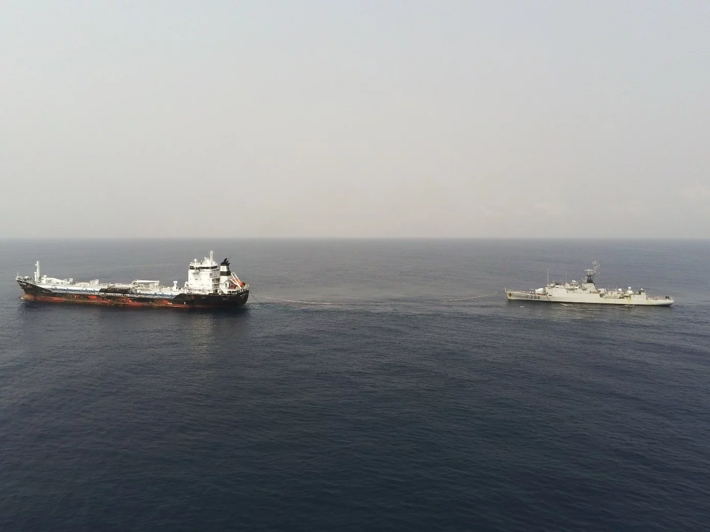 Le patrouilleur Enseigne de vaisseau Jacoubet se ravitaille en haute-mer