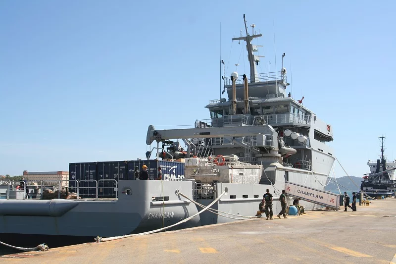 Le B2M Champlain à quai