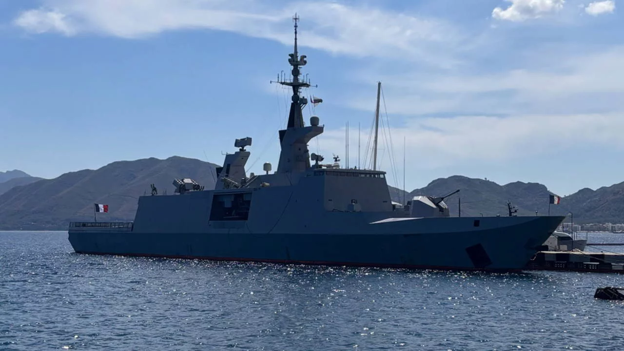 La frégate Guépratte dans le port turc de Marmaris