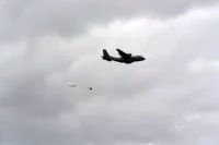 Les pièces de rechange larguées par l'avion