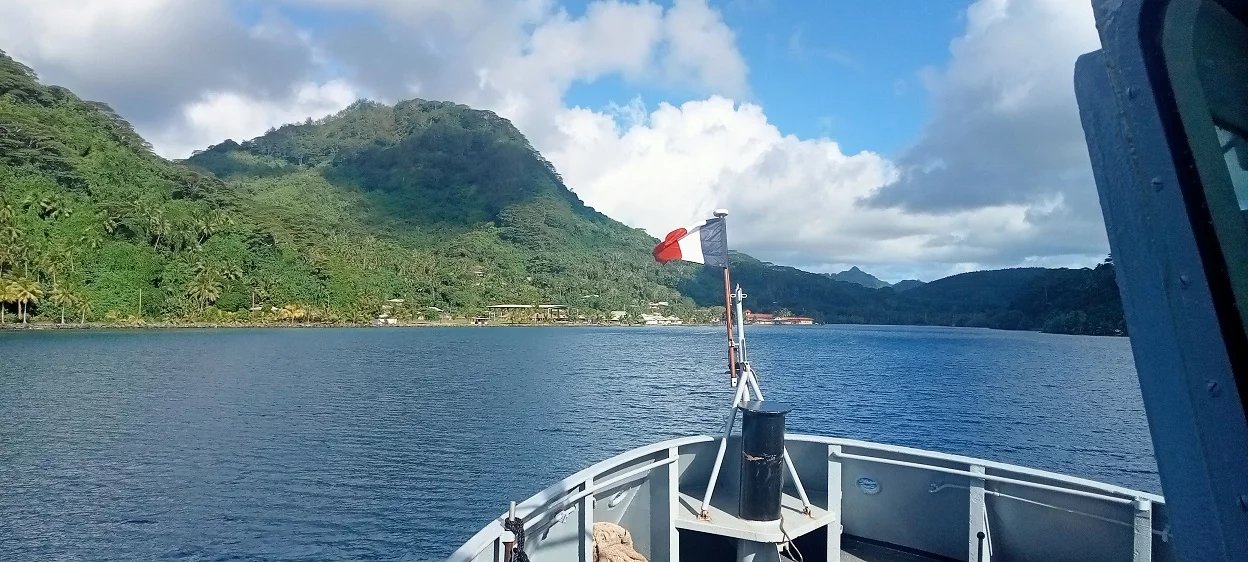 Le remorqueur Manini effectue au large des îles sous le Vent (Polynésie)