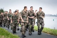 Les fusiliers marins marchent vers Dixmude