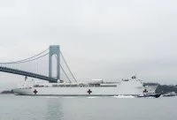 L'USNS Comfort, navire-hôpital de l'US Navy, entre dans le port de New York